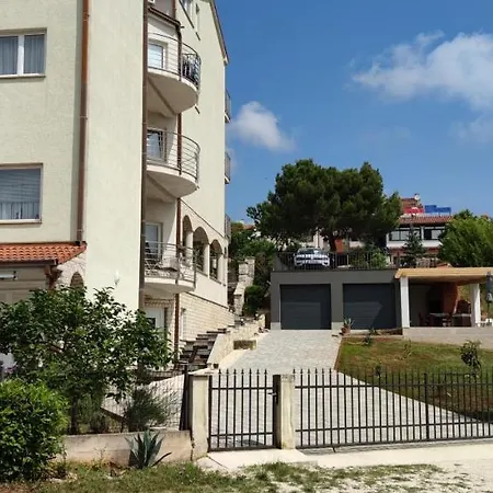 E&f, Veruda Porat, Free Parking Apartment